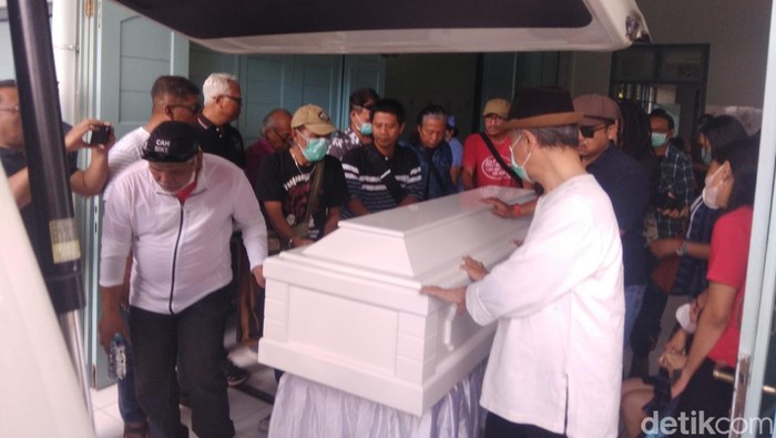 Jenazah Djoko Pekik dibawa dari RS Panti Rapih Jogja ke rumah duka di Bangunjiwo, Kasihan, Bantul, Sabtu (12/8/2023).