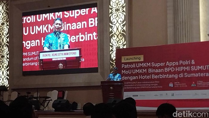 Kapolda Sumut Irjen Agung Setya Imam Effendi saat meluncurkan Patrolu UMKM Super Apps Polri. (Finta Rahyuni/detikSumut)