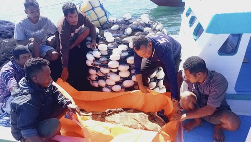 Kapolsek Kelapa Lima AKP Jemy Noke bersama sejumlah personel saat mengevakuasi jenazah Cornelis dari atas kapal ke RSB Titus Uli Kupang, Sabtu (12/8/2023).