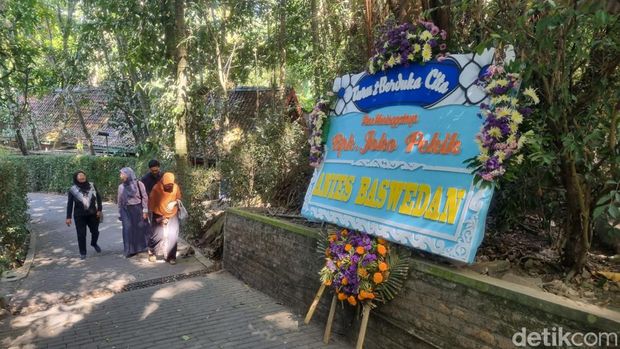 Karangan bunga Anies Baswedan di rumah duka Djoko Pekik di Bangunjiwo, Bantul, Sabtu (12/8/2023).