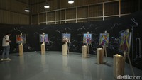 Pengunjung melihat pameran lukisan di Olivers Barn Andara, Jakarta, Sabtu (12/8/2023).