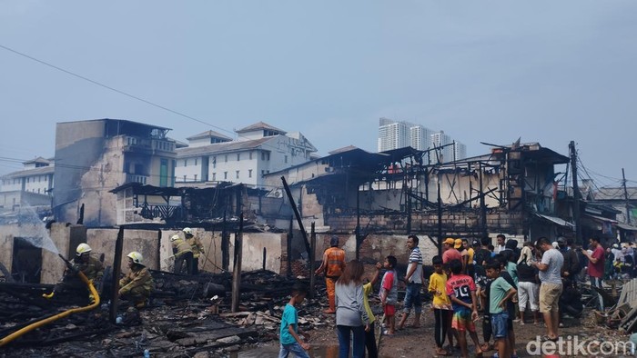 Kebakaran terjadi di permukiman di Jalan Pengasinan RW 09, Kelurahan Pluit, Kecamatan Penjaringan, Jakut (Brigitta Belia/detikcom)