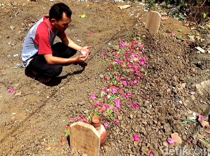 Keluarga korban usai memakamna jenazah di Kecamatan Kutawaluya, Kabupaten Karawang