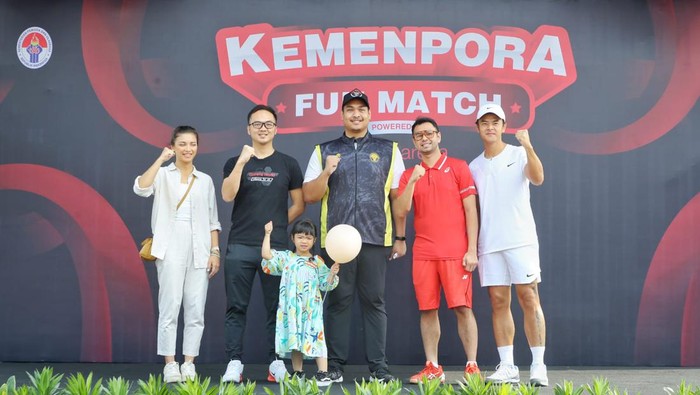 Raffi Ahmad unjuk kemampuan bermain tenis di ajang Kemenpora Fun Match 2023 yang digelar Menteri Pemuda dan Olahraga Dito Ariotedjo, pada Sabtu (12/8/2023) pagi.