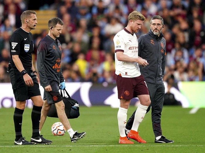 Manchester City's Kevin De Bruyne appears dejected after being substituted off for an injury during the Premier League soccer match between Manchester City and Burnley FC at Turf Moor, Burnley, England, Friday Aug. 11, 2023. (Mike Egerton/PA via AP)