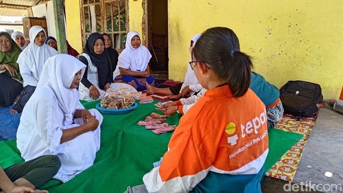 Suara tepuk tangan dan yel-yel terdengar dari sebuah rumah sederhana di Dusun Pandarungan, Desa Karangrejo, Kecamatan Blimbingsari, Kabupaten Banyuwangi. Rumah itu merupakan basecamp komunitas Perempuan Sentra Pandarungan Mawar