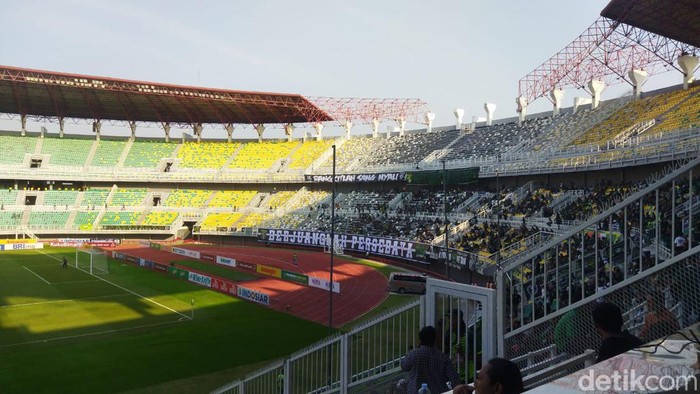 Kondisi Stadion GBT sepi suporter saat laga Persebaya vs Persita