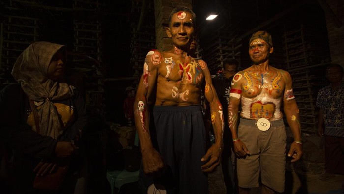 Kontes Binaraga Antar Jebor Peserta menunjukkan ototnya saat mengikuti kontes binaraga antar Jebor (buruh pabrik genting) Jatiwangi Cup Super Dedi Soya, Jatiwangi, Majalengka, Jawa Barat, Jumat (11/8/2023). Kontes tahunan yang diikuti para pekerja dari sejumlah pabrik genting di Jatiwangi tersebut mengangkat tema Binaraga Menggambar Cinta Keluarga itu digelar untuk memperingati HUT ke-78 Republik Indonesia. ANTARA FOTO/Dedhez Anggara/rwa.