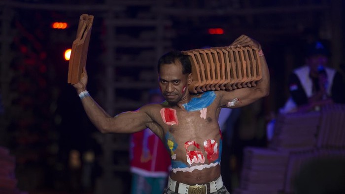 Kontes Binaraga Antar Jebor Peserta menunjukkan ototnya saat mengikuti kontes binaraga antar Jebor (buruh pabrik genting) Jatiwangi Cup Super Dedi Soya, Jatiwangi, Majalengka, Jawa Barat, Jumat (11/8/2023). Kontes tahunan yang diikuti para pekerja dari sejumlah pabrik genting di Jatiwangi tersebut mengangkat tema Binaraga Menggambar Cinta Keluarga itu digelar untuk memperingati HUT ke-78 Republik Indonesia. ANTARA FOTO/Dedhez Anggara/rwa.