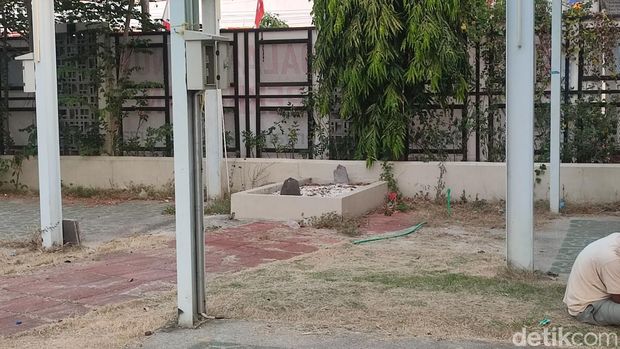 Kuburan di Alun-alun Kota Semarang yang konon makam pejuang, Jumat (11/8/2023).