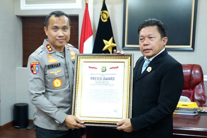 Lemkapi memberi penghargaan Presisi Award ke Divisi Propam Polri karena inovasi aplikasi WhatsApp (WA) Yanduan Propam Presisi banyak dimanfaatkan masyarakat. (dok Ist)