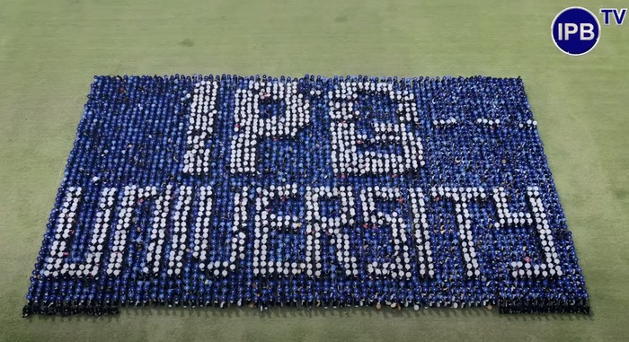 Mahasiswa baru IPB University memecahkan rekor dunia Record Holders Republic (RHR) dengan kategori The Biggest Human 3D Puzzle Assembly pada Masa Pengenalan Kampus Mahasiswa Baru (MPKMB) 2023.