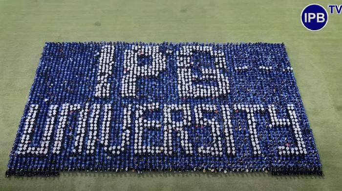Mahasiswa baru IPB University memecahkan rekor dunia Record Holders Republic (RHR) dengan kategori The Biggest Human 3D Puzzle Assembly pada Masa Pengenalan Kampus Mahasiswa Baru (MPKMB) 2023.