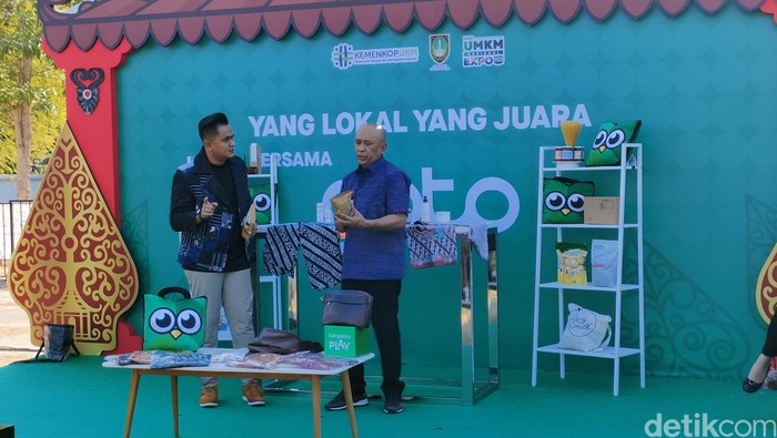 Menkop UKM, Teten Masduki saat live penjualan produk di acara peringatan Hari UMKM Nasional 2023 di Pamedan, Pura Mangkunegaran Solo, Sabtu (12/8/2023).