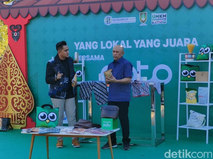 Menkop UKM, Teten Masduki saat live penjualan produk di acara peringatan Hari UMKM Nasional 2023 di Pamedan, Pura Mangkunegaran Solo, Sabtu (12/8/2023).