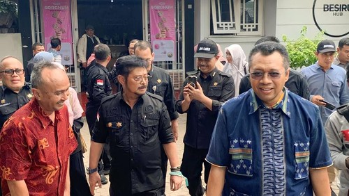 Menteri Pertanian Syahrul Yasin Limpo didampingi Gubernur NTB Zulikeflimansyah dalam kunjungannya di Mataram, Sabtu (12/8/2023).