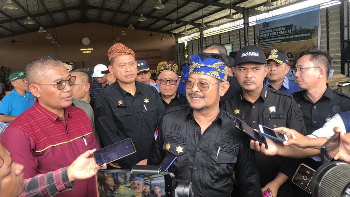 Menteri Pertanian Syahrul Yasin Limpo saat dutemui usai memimpin rapat koordinasi dan gerakan nasional penanganan dampak El Nino di Mataram, Nusa Tenggara Barat (NTB) pada Sabtu (12/8/2023). (Helmy Akbar / detikBali)