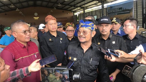 Menteri Pertanian Syahrul Yasin Limpo seusai memimpin rapat koordinasi dan gerakan nasional penanganan dampak El Nino di Mataram, Nusa Tenggara Barat (NTB), Sabtu (12/8/2023).