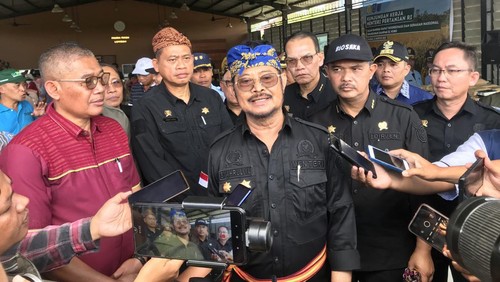 Menteri Pertanian Syahrul Yasin Limpo seusai memimpin rapat koordinasi dan gerakan nasional penanganan dampak El Nino di Mataram, Nusa Tenggara Barat (NTB) pada Sabtu (12/8/2023). (Helmy Akbar / detikBali)