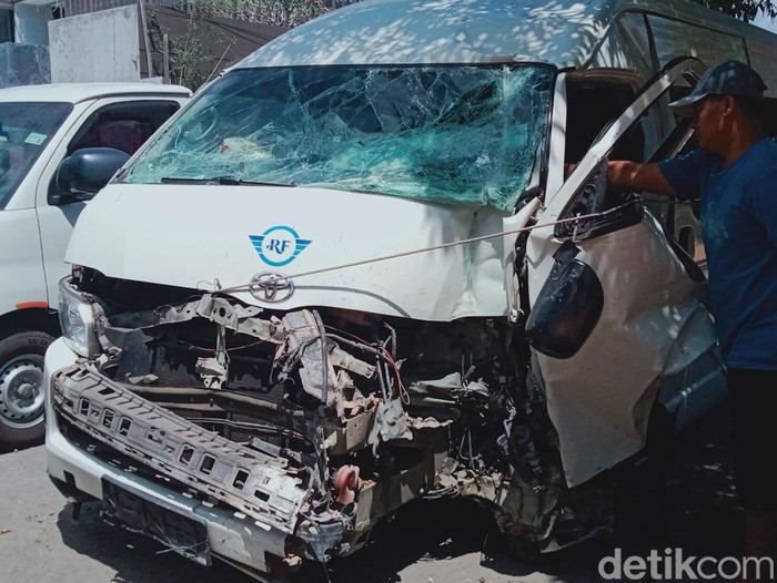 Mobil HiAce berstiker Miss Universe ringsek usai kecelakaan di Klaten, Sabtu (12/8/2023). Mobil sudah dievakuasi Satlantas Polres Klaten.