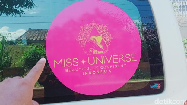 Mobil HiAce berstiker Miss Universe ringsek usai kecelakaan di Klaten, Sabtu (12/8/2023). Mobil sudah dievakuasi Satlantas Polres Klaten.