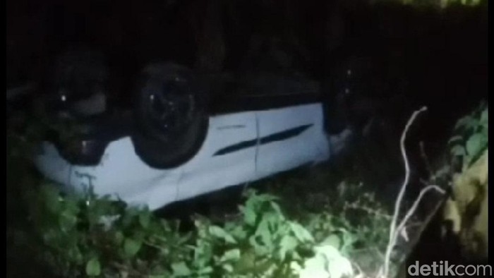 Mobil lain yang terlibat kecelakaan dengan mobil Irwan Dangdut Academy 2 di Sampang.