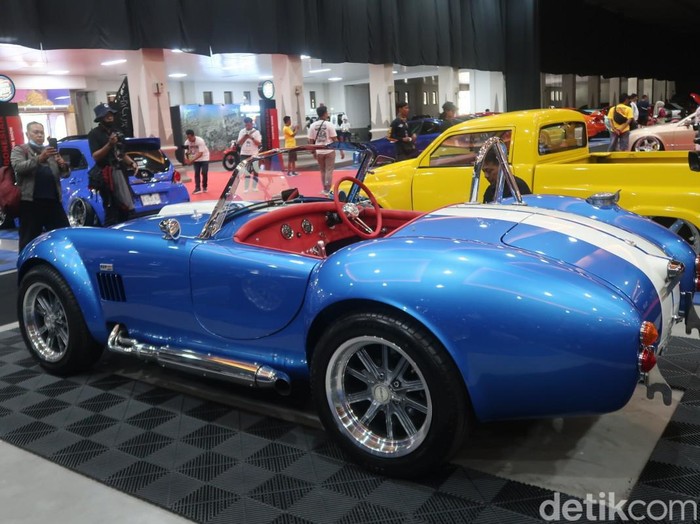 Mobil replika Shelby Cobra tahun 1965 dari bahan mobil Toyota Crown keluaran tahun 1995-2000 di Indonesian Custom Show (ICS) 2023, JEC, Kabupaten Bantul, DIY, Sabtu (12/8/2023).