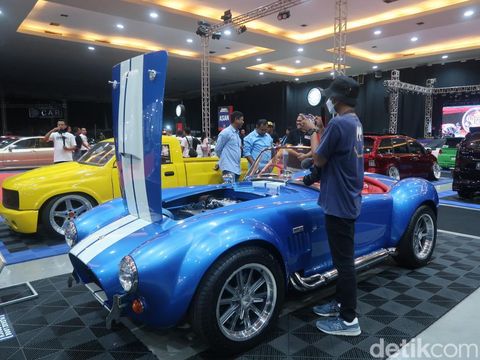 Mobil replika Shelby Cobra tahun 1965 dari bahan mobil Toyota Crown keluaran tahun 1995-2000 di Indonesian Custom Show (ICS) 2023, JEC, Kabupaten Bantul, DIY, Sabtu (12/8/2023).