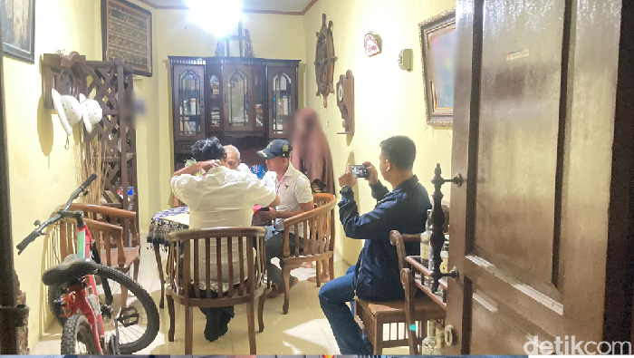 Momen kakek penyebar hoax pendemo ditusuk aparat ditangkap di depan istrinya.