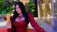 Saat bersantai dan menunggu di lounge, ia tak lupa memesan minuman dingin untuk menyegarkannya. Segelas racikan minuman yang dipegangnya tampak menggugah selera. Foto: Instagram/pamelaaaasafitri