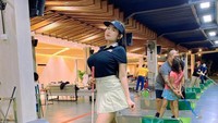 Pada awal karirnya, Pamela Safitri tampil sebagai seorang penyanyi yang tergabung pada grup Duo Serigala. Kini ia melebarkan sayap menjadi seorang disk jockey (DJ). Foto: Instagram/pamelaaaasafitri