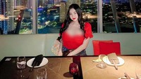 Restoran di atas ketinggian dengan pemandangan lampu ibukota jadi tempat favoritnya. Berbagai menu dipesannya dan ditunggu dengan sabar. Foto: Instagram/pamelaaaasafitri