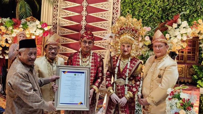 Pasangan pengantin ini berwakaf tunai senilai jutaan rupiah saat menjelang beberapa hari sebelum akad nikah. (dok Badan Wakaf Indonesia)