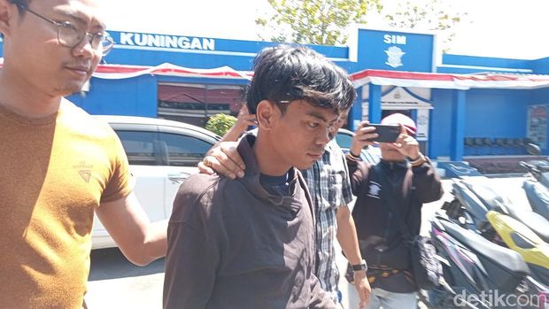 Pelaku penusukan siswi SMA di Kuningan, R (22) saat ditangkap polisi.