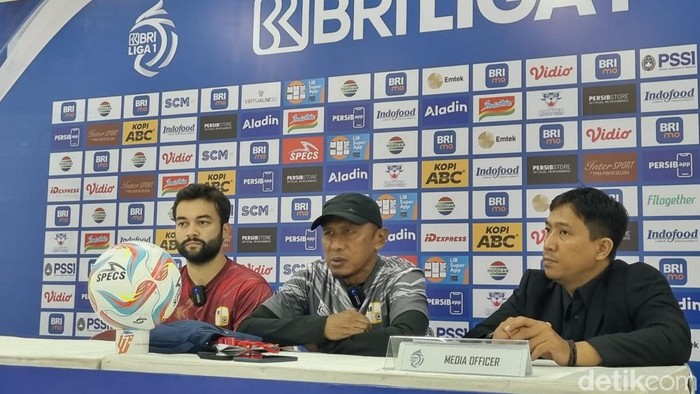 Pelatih Barito Putera Rahmad Darmawan dan pemain Mike OTT jelang laga Persib vs Barito Putera di Stadion GBLA, Minggu (13/8/2023).