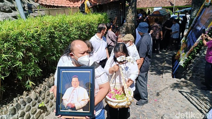 pemakaman uskup surabaya