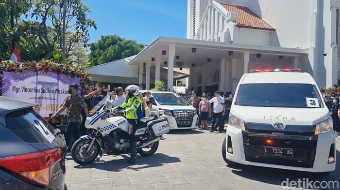 pemberangkatan jenazah uskup surabaya
