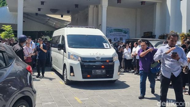 pemberangkatan jenazah uskup surabaya