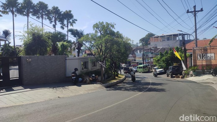 Penampakan kabel melintang rendah di Jalan Kawi Raya Semarang, Sabtu (12/8/2023).