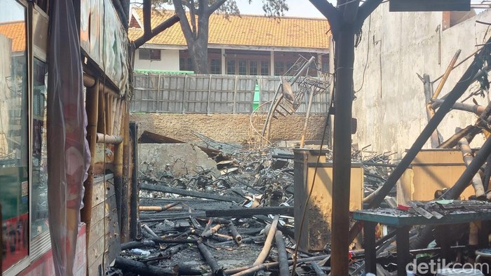 Penampakan Sisa Kebakaran Rumah Makan dan Parkiran di Gandaria