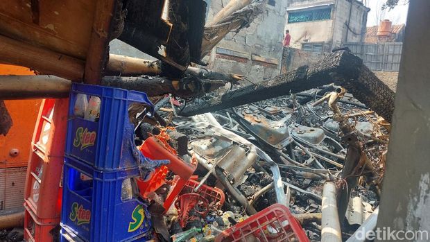 Penampakan Sisa Kebakaran Rumah Makan dan Parkiran di Gandaria
