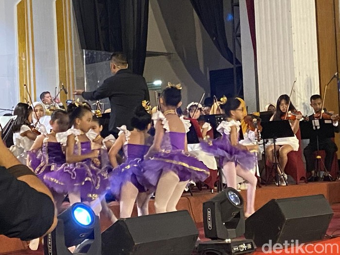 Penampilan orchestra dan ballerina cilik dari Sukabumi Violin Community yang pukau ribuan penonton