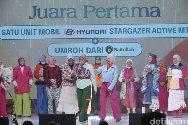 Setelah 25 finalis mempresentasikan kontennya di hadapan juri, pembawa acara grand final Emeron Hijab Hunt 2023 yaitu Arafah Rianti, Halda Rianta dan Sahil Muchsin Mulachela mengumumkan siapa yang menjadi pemenang pertama hingga terinspiratif. Foto: Rifkianto Nugroho.