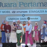 Setelah 25 finalis mempresentasikan kontennya di hadapan juri, pembawa acara grand final Emeron Hijab Hunt 2023 yaitu Arafah Rianti, Halda Rianta dan Sahil Muchsin Mulachela mengumumkan siapa yang menjadi pemenang pertama hingga terinspiratif. Foto: Rifkianto Nugroho.