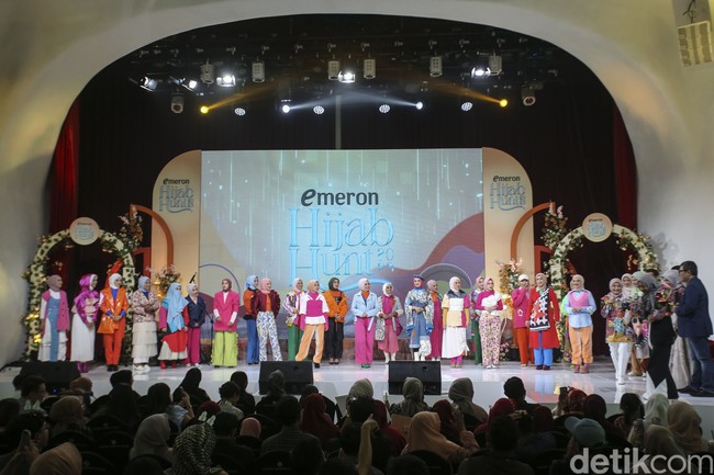 Acara puncak grand final Emeron Hijab Hunt 2023 baru saja digelar. 25 finalis Emeron Hijab Hunt 2023 sudah menunjukkan penampilan dan konten terbaik pada Sabtu (12/8/2023) di Ice Palace Lotte Shopping Avenue, Jakarta Selatan. Foto: Rifkianto Nugroho.