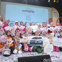 Sebagai pemenang Emeron Hijab Hunt 2023, Aisha mendapatkan hadiah mobil Hyundai Stargazer Active MT dan umrah dari Baitullah. Juara kedua yaitu Niva Adillah mendapatkan hadiah sebesar Rp30.000.000 & Paket Umroh Baitullah umroh dan haji superapps. Sebagai pemenang ketiga, Elwina mendapatkan hadiah uang sebesar Rp15.000.000 & Paket Umroh dari Baitullah. Kanya Cittasara mendapatkan hadiah sebesar Rp10.000.000 sebagai juara terfavorit melalui vote. Terakhir adalah Hidayatunnisya Asyria Putri Karmana alias Cacil, sebagai juara inspiratif yang mendapatkan hadiah sebesar Rp10.000.000. Foto: Rifkianto Nugroho.