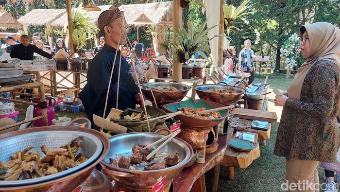 Pengunjung Memilih Menu Makanan di Festival Kuliner PUSAKA Sindang Reret