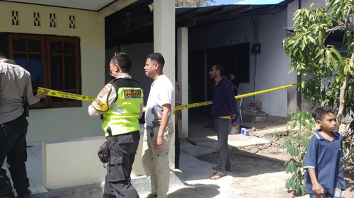 Jenazah Matias Naiola saat dievakuasi dari lokasi kejadian ke RSB Titus Uli Kupang untuk divisum.