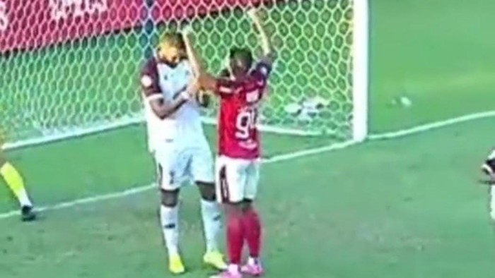 Penyerang Bali United Jefferson Assis selebrasi gol di depan bek PSM Makassar Yuran Fernandes.