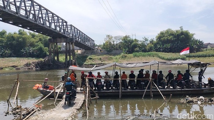 Perahu nambang di bawah Jembatan Simo-Glendeng